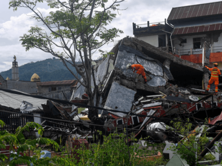 Shkon në 73 numri i viktimave nga tërmeti në Indonezi