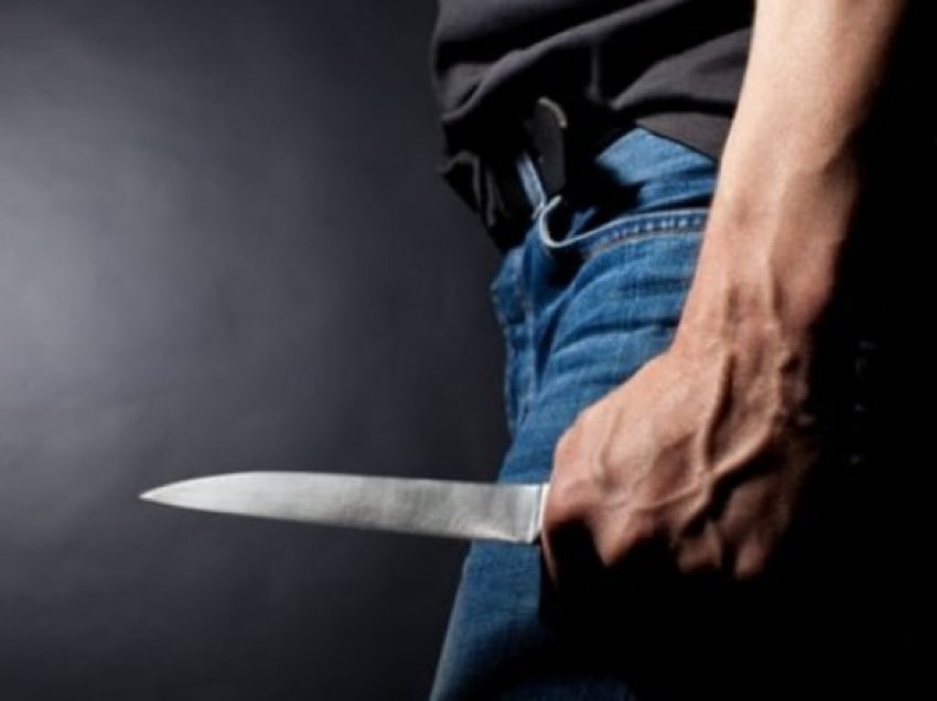 Therje me thika në Pejë, lëndohen dy persona – njëri në gjendje të rëndë