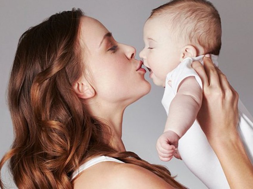7 rreziqe (për të cilat as që ia kemi idenë) që i kanosen një foshnje nga puthja