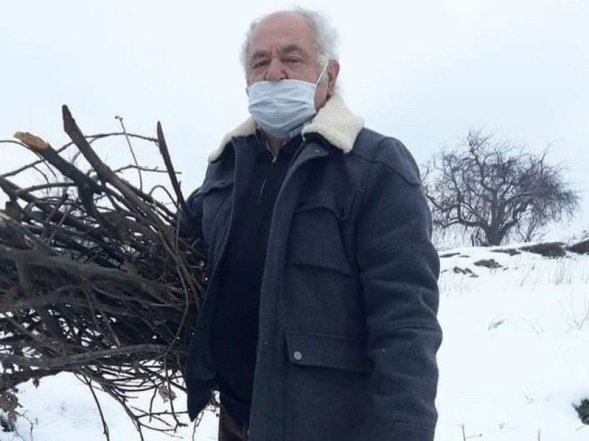 Merr drutë me vete për të ngrohur nxënësit, fotoja e mësuesit nga Pogradeci bëhet virale