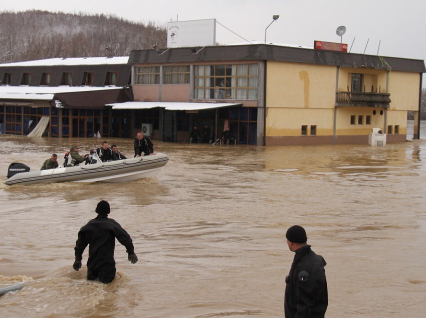 Vërshimet në Drenas lanë pa shtëpi disa familje – Një u strehua në hotel, tjerat tek të afërmit