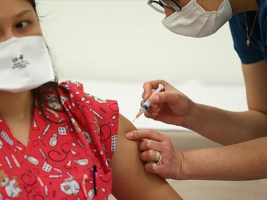 Mbi 150 mijë punonjës shëndetësorë vaksinohen kundër COVID-19 në Stamboll