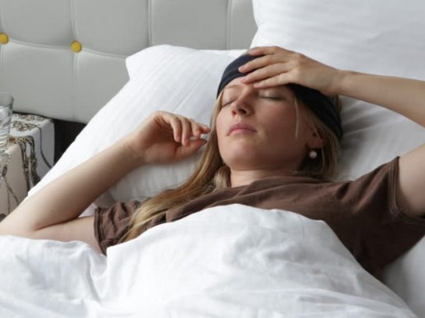Pozicionet e gjumit që do të lehtësojnë dhimbjet e periodave