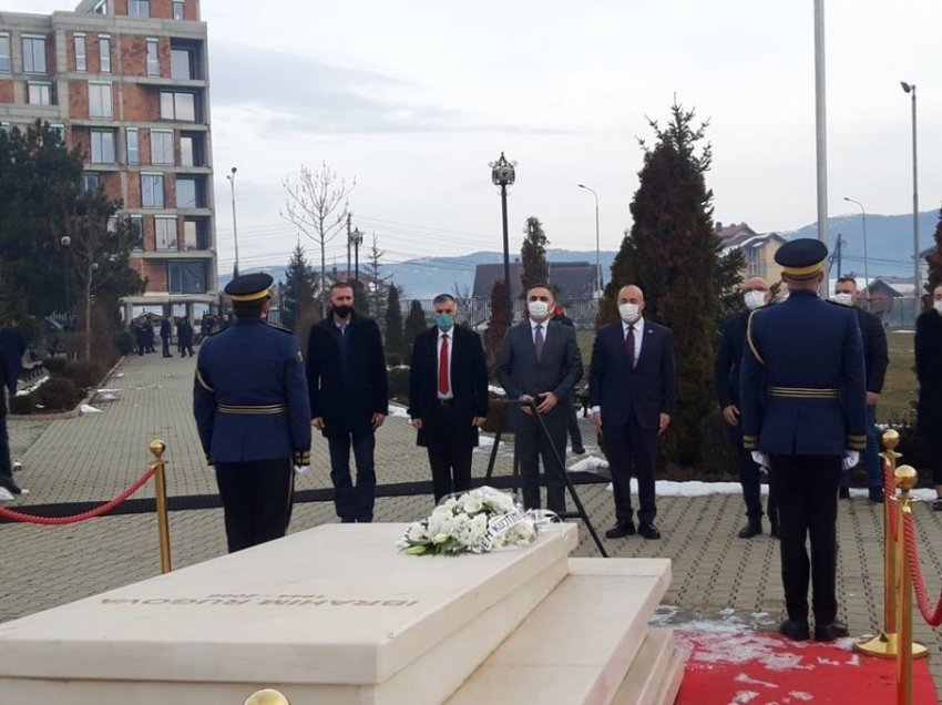 Haradinaj te varri i Rugovës: Do të jemi gjithmonë mirënjohës për kontributin e tij