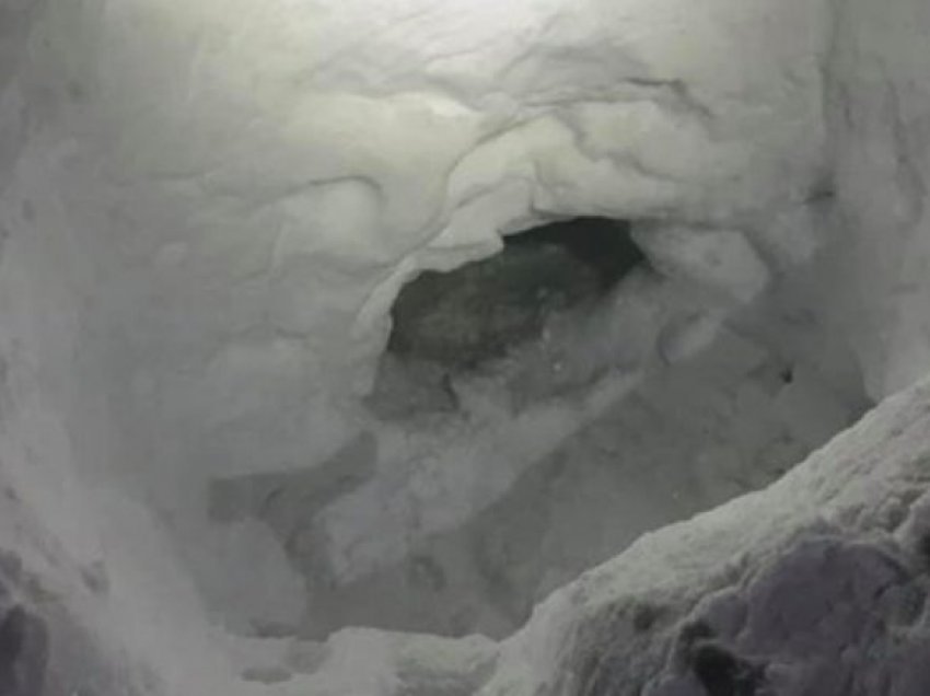 Adoleshenti i zhdukur ndërtoi një shpellë bore për të mbijetuar derisa arritën ekipet e shpëtimit