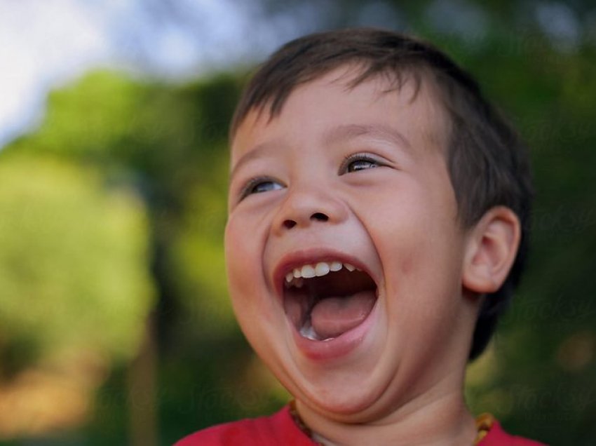 5 gjëra që i ndodhin trupin tonë, kur qeshim më shumë!
