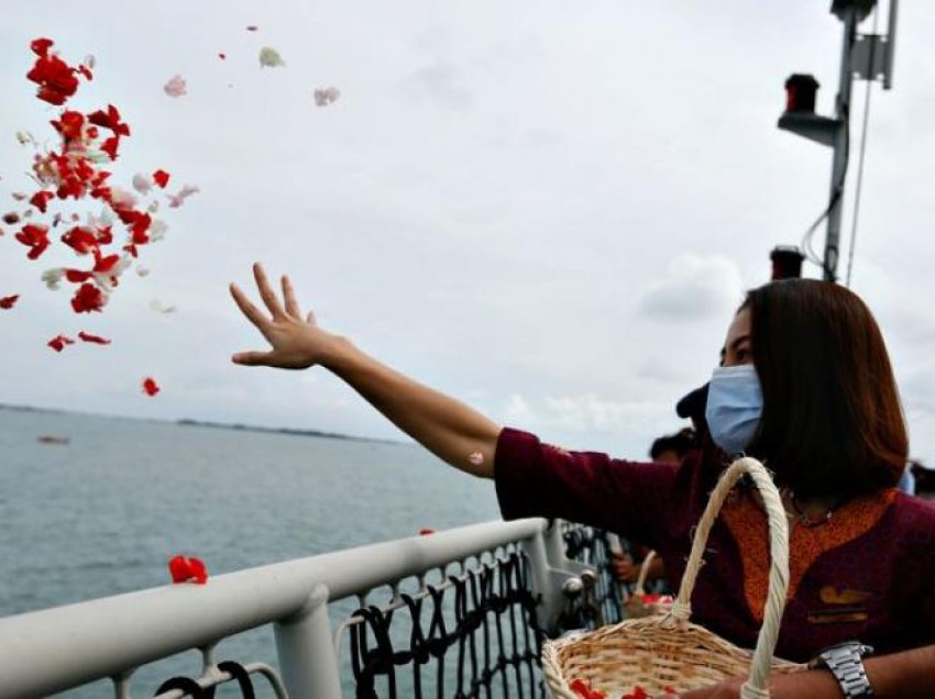 Tragjedia ajrore e Sriwijaya Air, familjarët hedhin lule në mes të detit Java