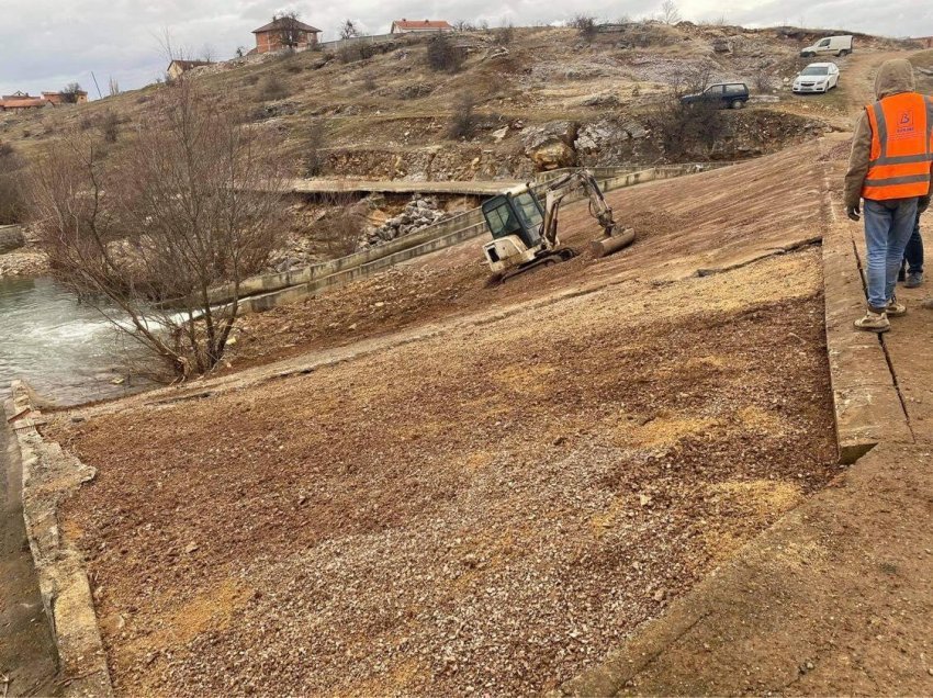 Rregullohet pjesa e dëmtuar e digës së liqenit në Mirushë
