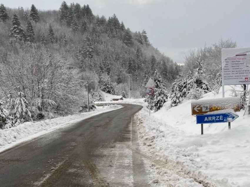 Shi dhe borë gjatë natës, ja si paraqitet situata në qarkun e Korçës