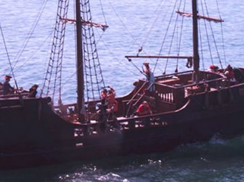 Piratët vrasin një dhe rrëmbejnë 15 pjesëtarë të anijes turke