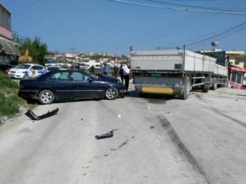 Benzi përplaset me kamionin në Tepelenë, plagoset rëndë shoferi 35 vjeçar