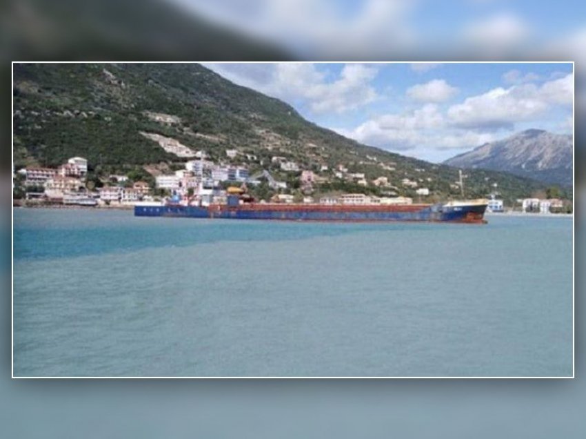 Anija shqiptare ngec në Lefkada