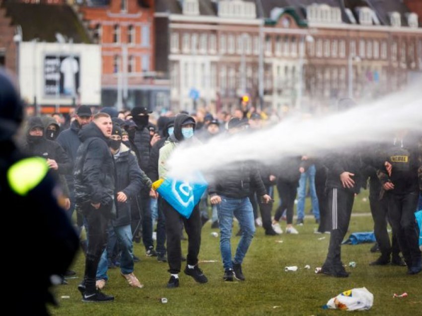 Protesta dhe kaos në Holandë, qytetarët kundër masave kufizuese, mbi 100 të arrestuar