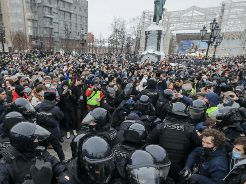 Mbi 3000 persona të ndaluar, BE dënon arrestimet në Rusi: Kjo gjë na shqetëson shumë