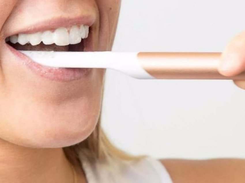 Këto janë disa nga gabimet më të zakonshme që i bëjmë të gjithë kur lajmë dhëmbët