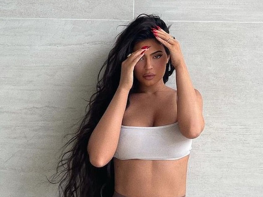 Kylie Jenner tregon asetet joshëse në fotografitë e reja