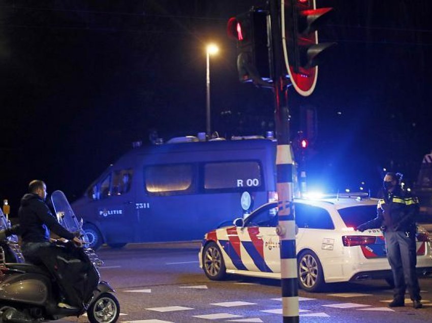 Holandë, 131 të arrestuar në protestën kundër masave të reja të kufizimit