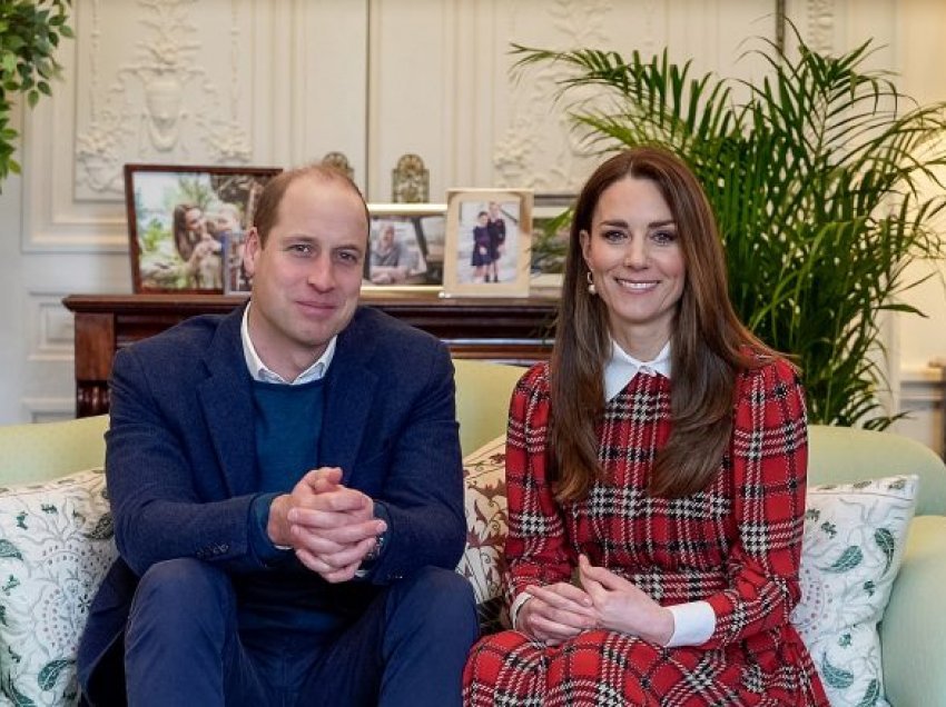 Kate Middleton shfaqet pak më larg stilimit voluminoz të flokëve në paraqitjen e fundit