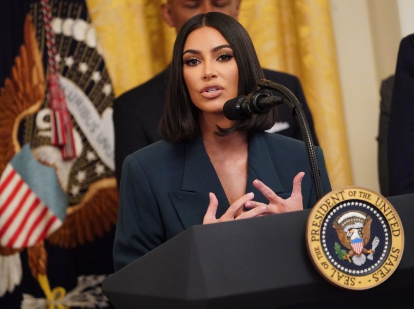 Kim Kardashian injoron Donald Trumpin në listën e falënderimeve për njerëzit që kontribuuan në amnistimin e të burgosurve për të cilët ajo loboi