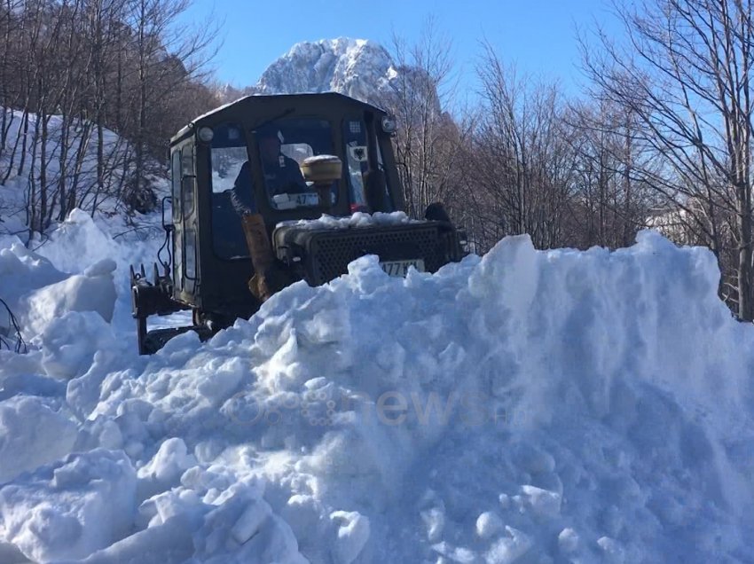 Dëborë deri në 1.6 metra, temperatura nën zero dhe pa drita/ Izolohen fshatrat e Kelmendit në Shkodër