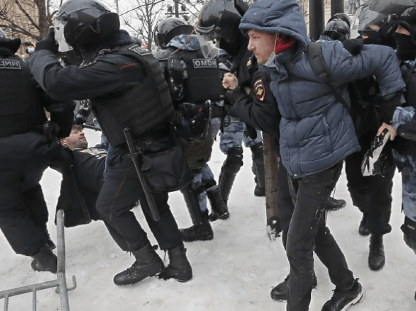 Për shkak të arrestimeve masive të protestuesve, nuk kishte vende në burgjet e Moskës