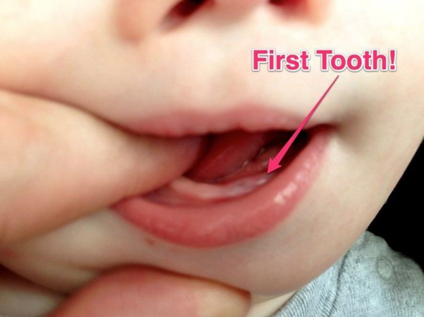 Dhëmbët e parë mund t'i shpëtojnë jetën fëmijës, ja pse mjekët pediatër ju ndalojnë kategorikisht t'i hidhni