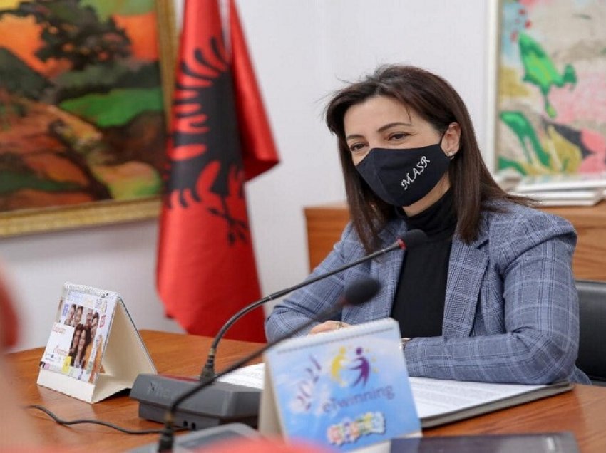 “eTwinning School Label”/ Ministrja Kushi shpërndan trofetë për shkollat fituese shqiptare