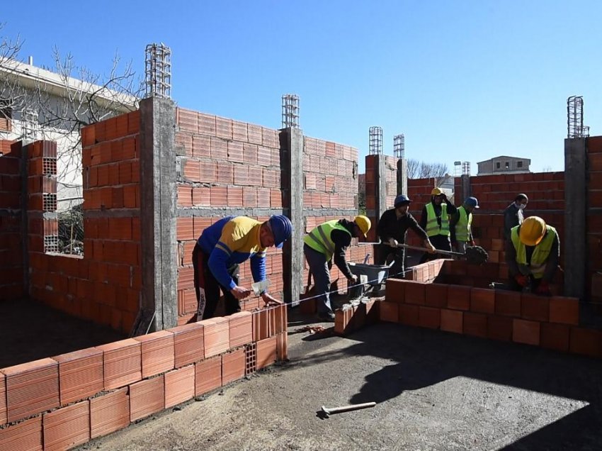 Rindërtimi, 260 familjeve u rindërtohet shtëpia në Rrogozhinë, Veliaj: Po ndërtojmë për t’ua lëmë trashëgimi fëmijëve shtëpi më të forta