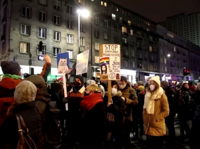 Poloni, vijojnë protestat kundër ligjit të ri për abortin 