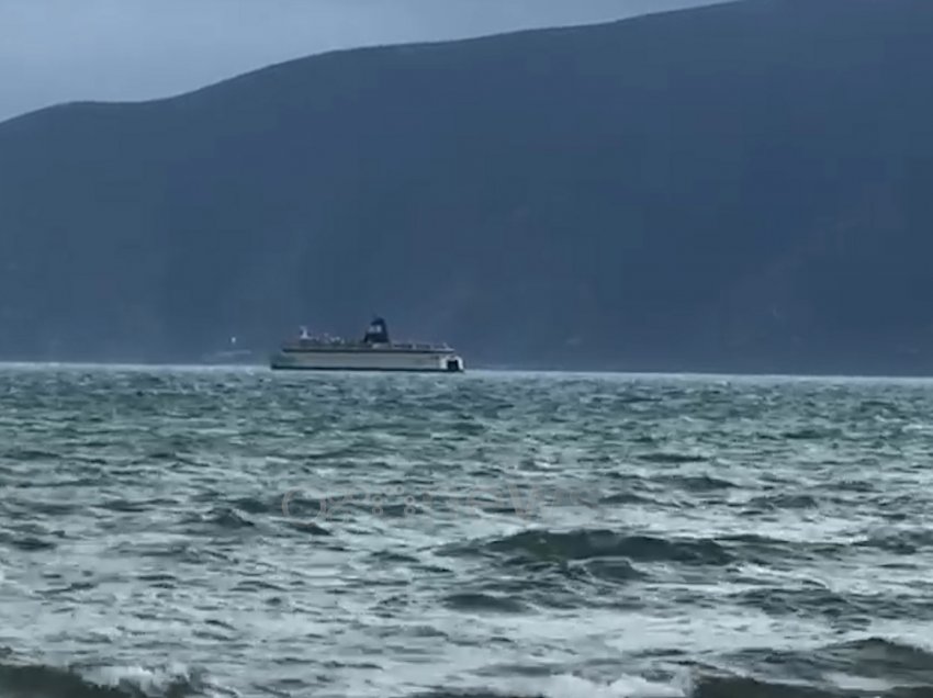 Moti i keq, trageti 160 pasagjerë nuk ankorohet dot në portin e Vlorës, në det të hapur deri në orën 16:00