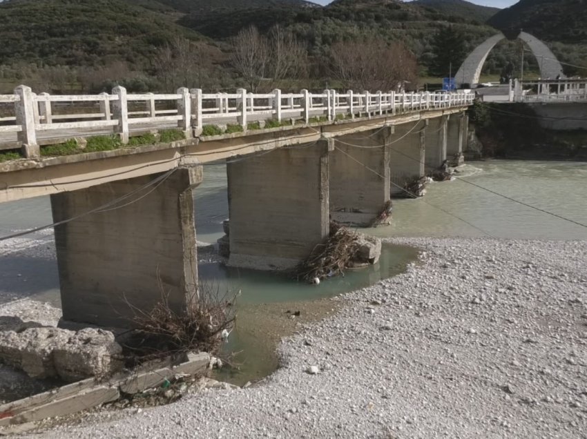 Ura e Drashovicës në Vlorë në rrezik, bazamenti del mbi ujë, banorët: Po e merr lumi