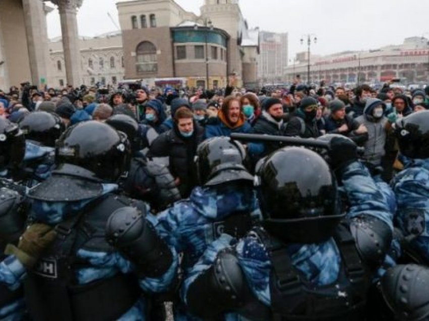 Mbështetësit e Navalnyt mbushin sheshet e Rusisë