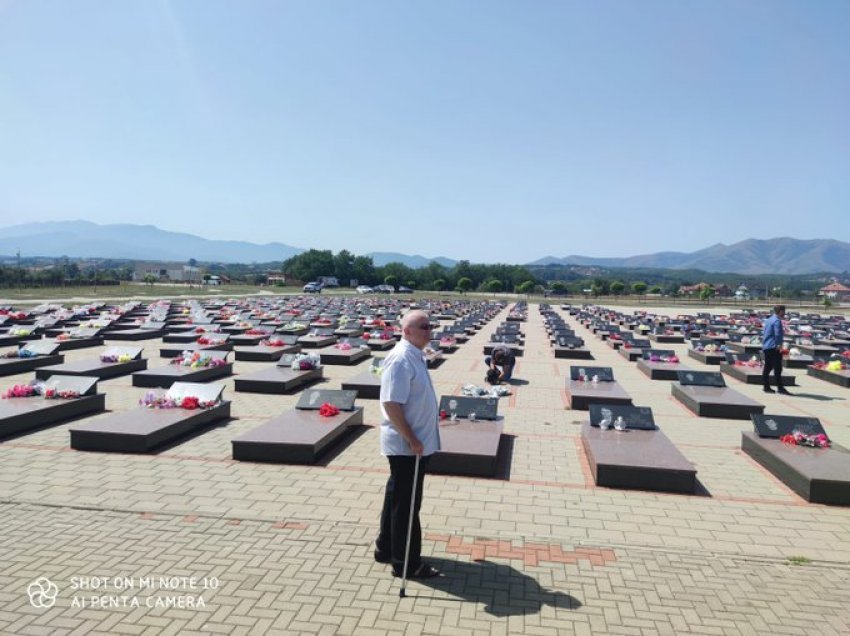 Politikani serb viziton varrezat e Mejës, hidhëron keq disa bashkëkombas të tij