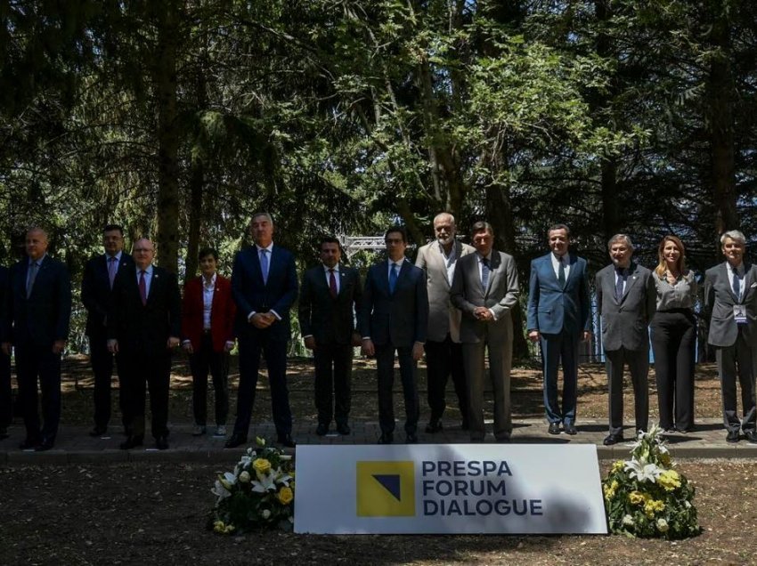VOA: Përfundon konferenca ndërkombëtare “Forumi i Dialogut për Prespën”, Kurti përball Bërnabiqit