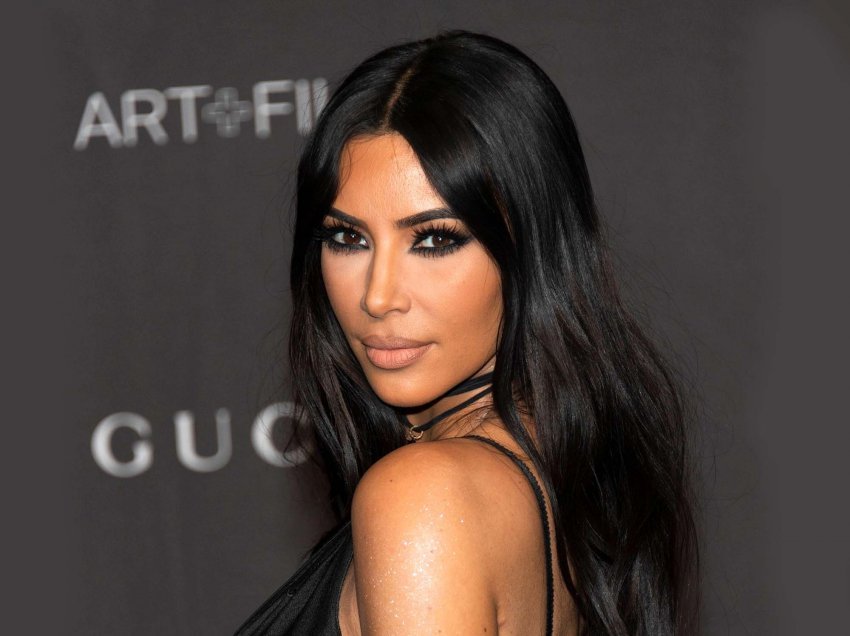 ​Kim Kardashian pa sytjena nën triko e saj