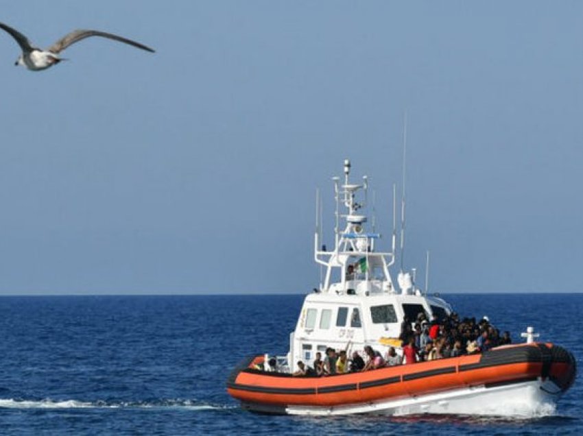 Tragjedi! Anija përfundon në fund të detit, raportohet për dhjetëra viktima