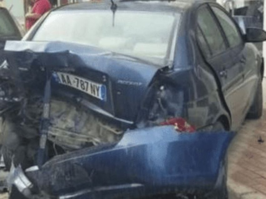 Aksidenti me 5 makina në Durrës, mjeti drejtohej nga maturanti