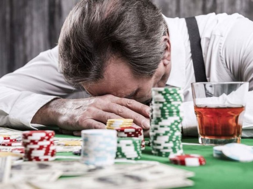 Ç’të bën bixhozi? Burrat që humbasin paratë dhe kallëzojnë në polici për vjedhje