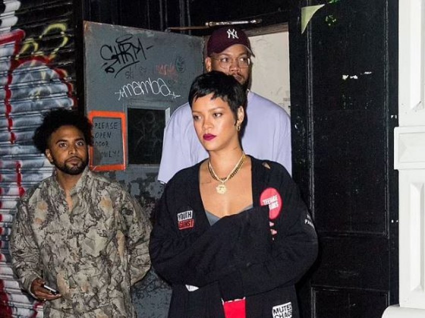 Rihanna në festën e katër korrikut zgjedhi një veshje elegante