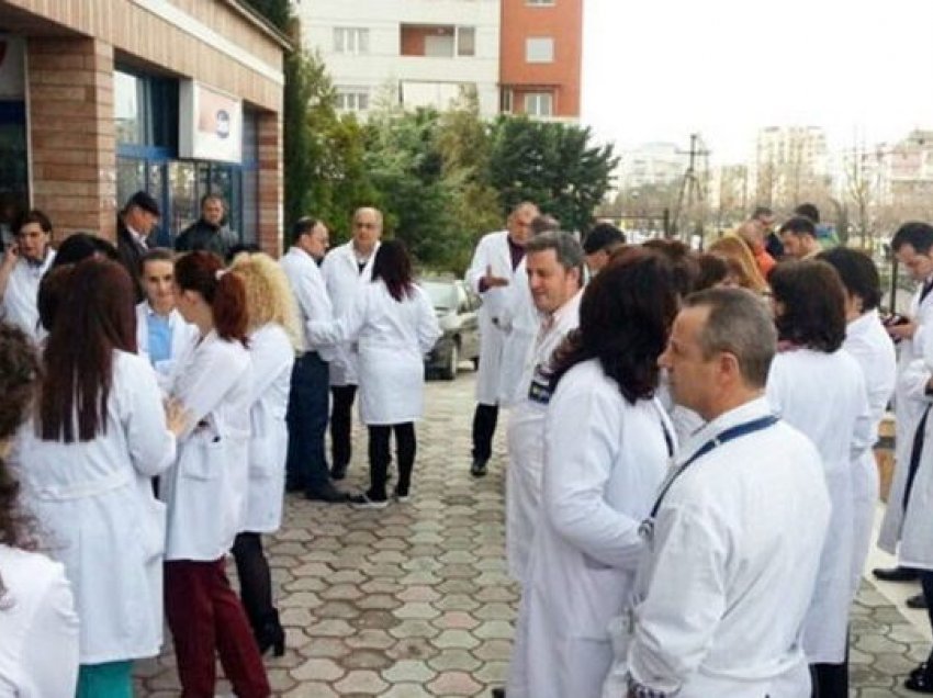 Mjekët e Traumës protesojnë pas arrestimit të dy kolegëve: Mos na trajtoni si kriminelë