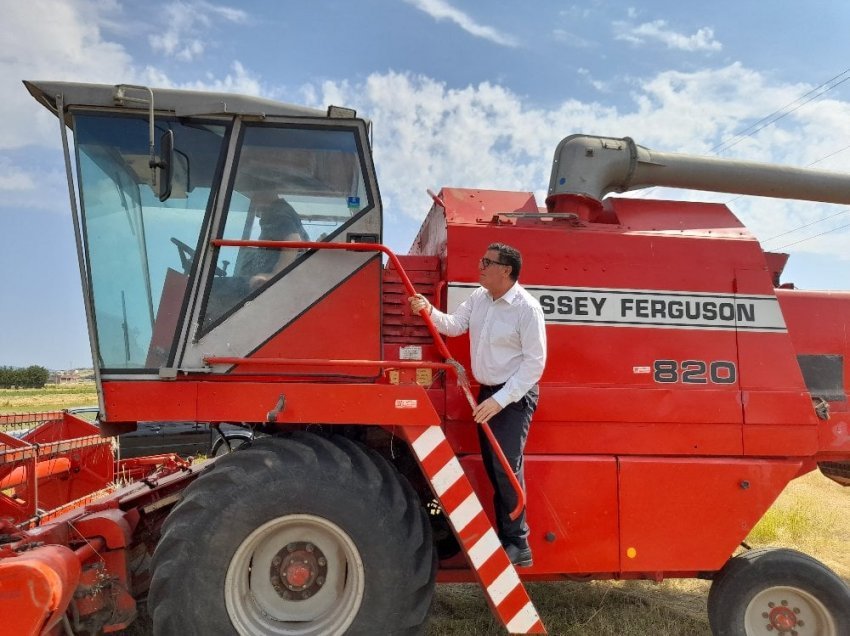 Lutfi Haziri në fushatën e korrje-shirjeve: Uroj që fermerët të ndahen të kënaqur me bereqetin që u ka dhënë Zoti