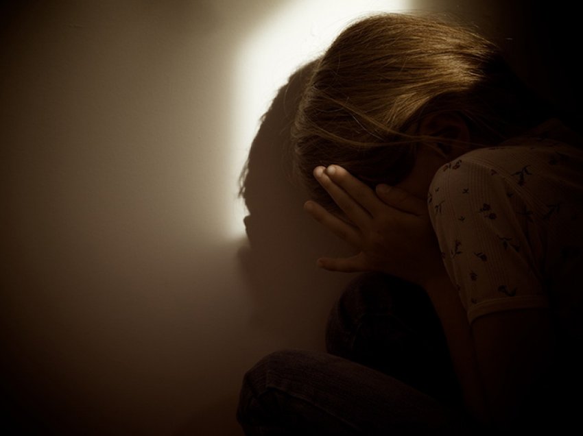 Vajza e mitur në Mitrovicë ngacmohet seksualisht nga disa persona