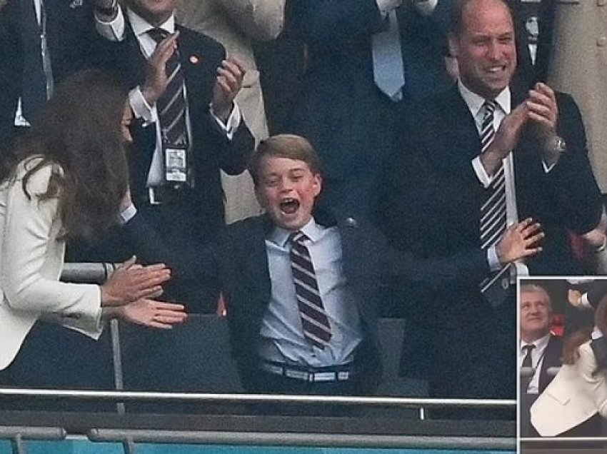 Familja Mbretërore po e ndjek nga tribuna finalen e Euro 2020- kamerat kapin momentin e ekzaltimit të princit të vogël George kur Anglia kaloi në epërsi