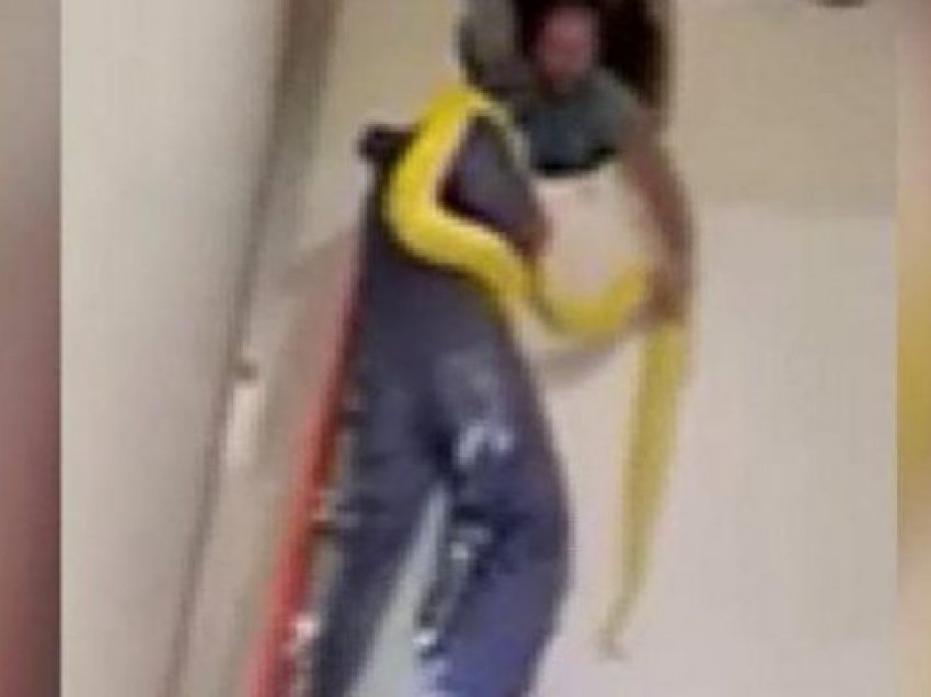 E tmerrshme: Gjarpri 3.6 metra i gjatë shëtitet në qendër tregtare