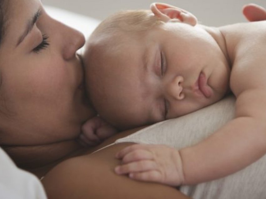 Zemrës dhe shëndetit emocional të fëmijëve i bënë mirë të fjeturit deri në tre orë me nënën