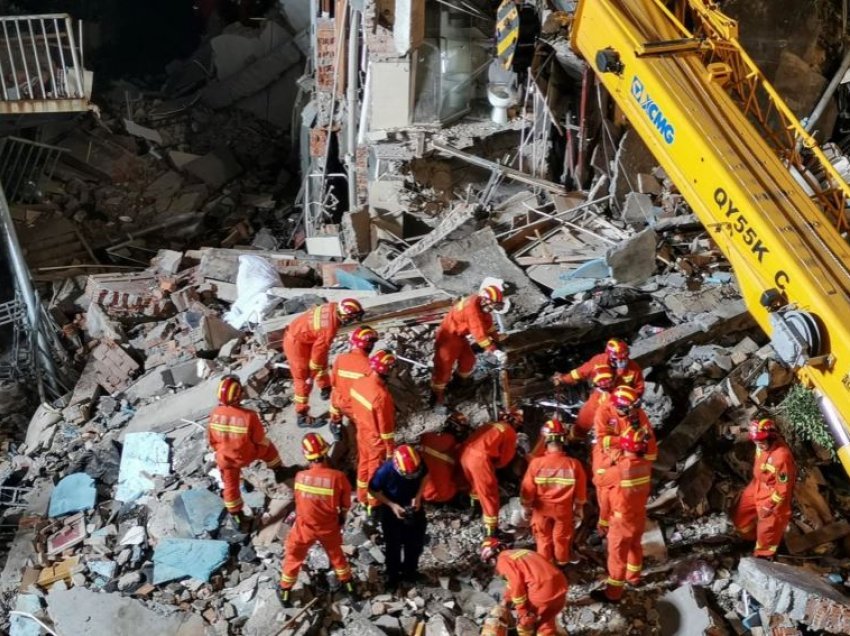Tetë persona të vdekur pas rrëzimit të hotelit në lindje të Kinës
