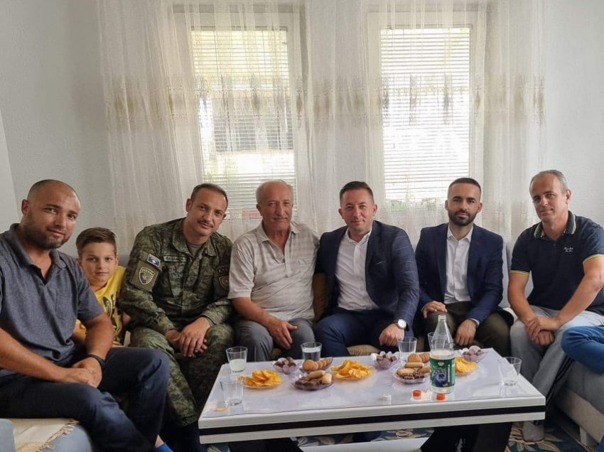 Ministri i Ushtrisë viziton familjen e mjekut të parë të UÇK-së dhe dëshmores Luljeta Shala