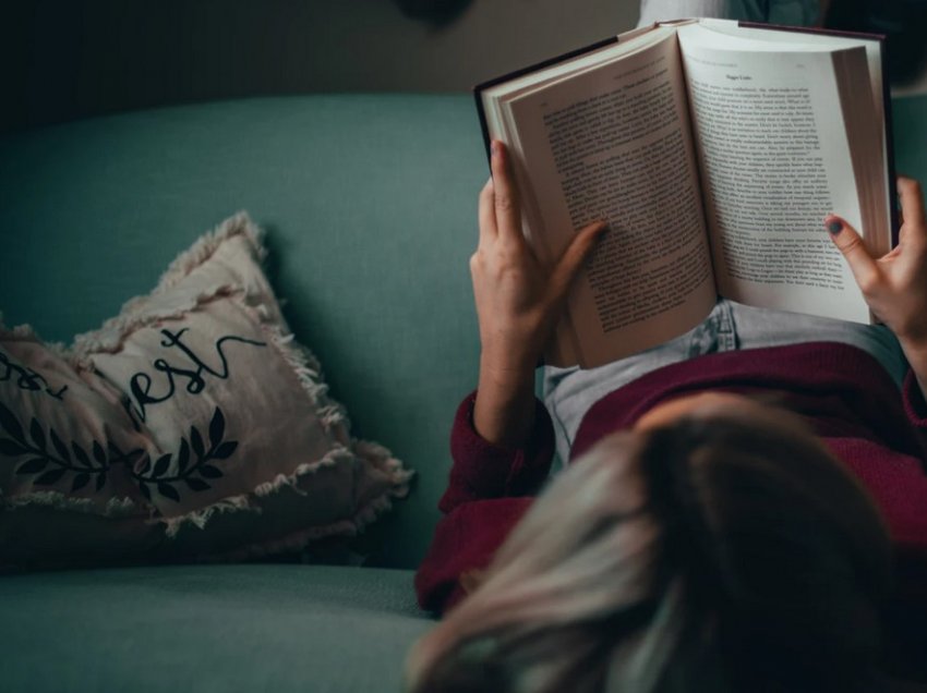 Përfitimet e mahnitshme që merrni nga leximi para se të flini gjumë