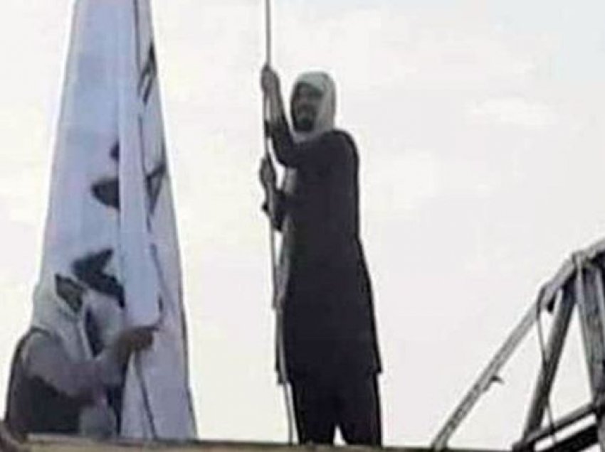 Talibanët vendosin flamurin në një pikë kufitare me Pakistanin
