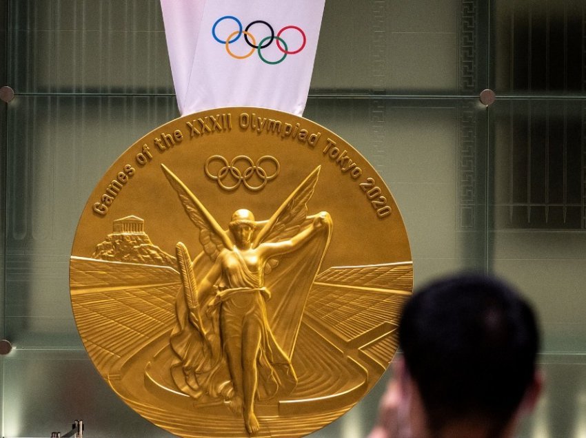 Sportistët do t’i vendosin vetë medaljet në qafë
